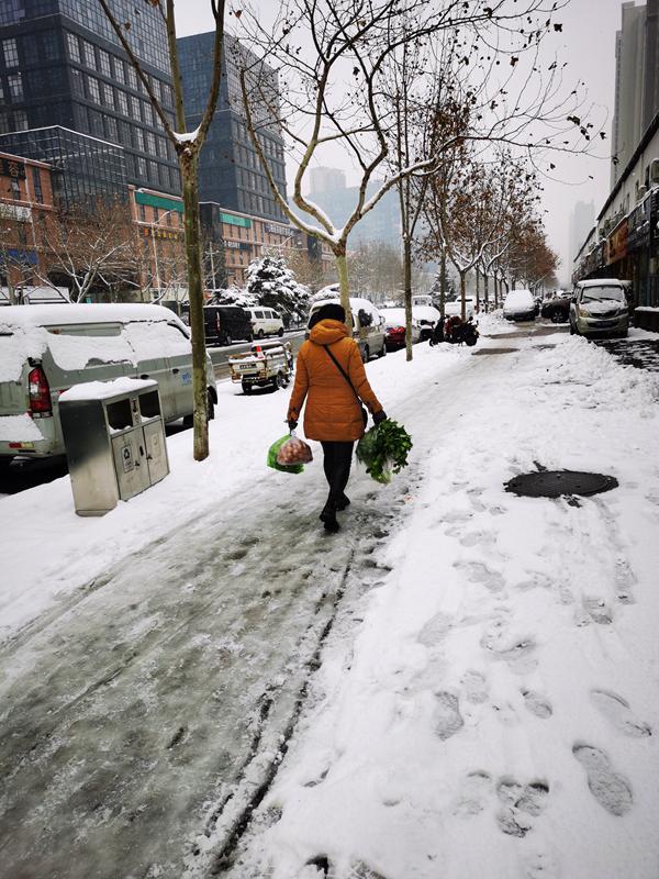 省内多家医疗机构迎来骨折就诊高峰，雪后咋出行