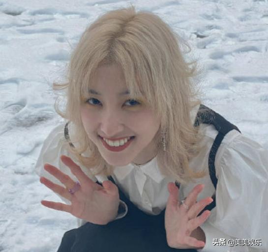 华晨宇新恋情曝光，两人拥有同款发色！女方演过《乔家的儿女》