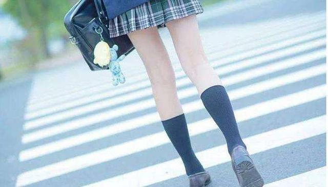 日本姑娘走路喜欢“内八”，日本女孩说出真相：我们也很苦恼