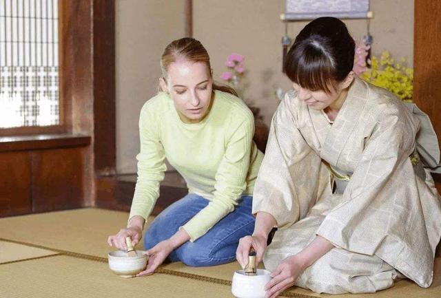 日本姑娘走路喜欢“内八”，日本女孩说出真相：我们也很苦恼