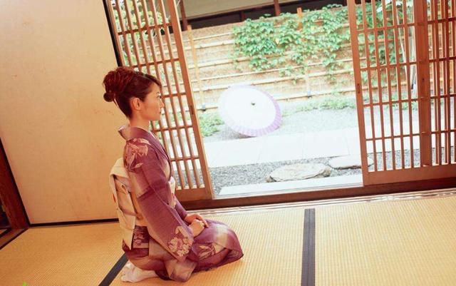 日本姑娘走路喜欢“内八”，日本女孩说出真相：我们也很苦恼