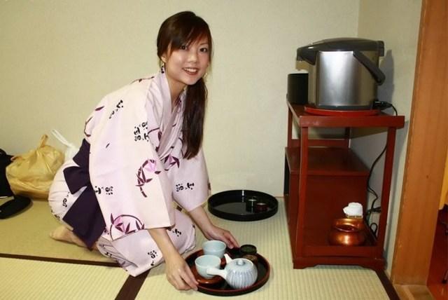 日本姑娘走路喜欢“内八”，日本女孩说出真相：我们也很苦恼
