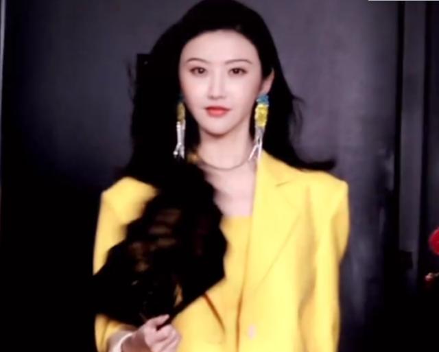 有种“名场面”叫景甜，穿西装戏曲漫步，走路姿势值全网女生学习
