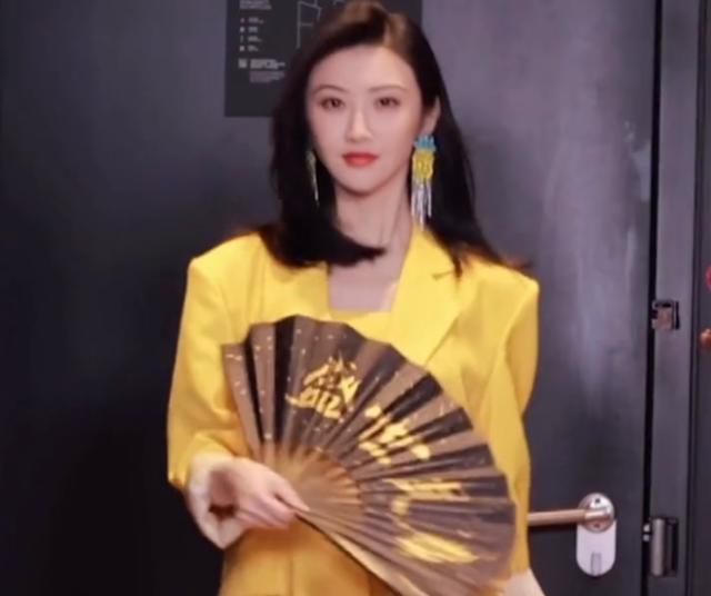 有种“名场面”叫景甜，穿西装戏曲漫步，走路姿势值全网女生学习