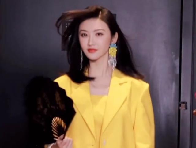有种“名场面”叫景甜，穿西装戏曲漫步，走路姿势值全网女生学习