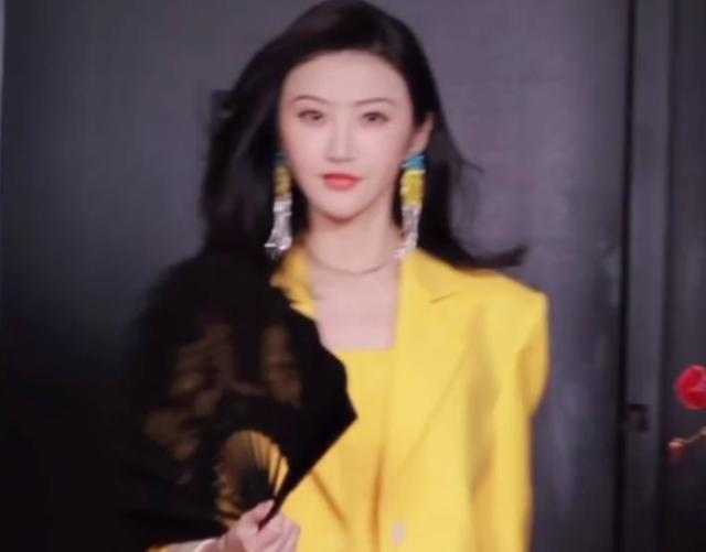 有种“名场面”叫景甜，穿西装戏曲漫步，走路姿势值全网女生学习