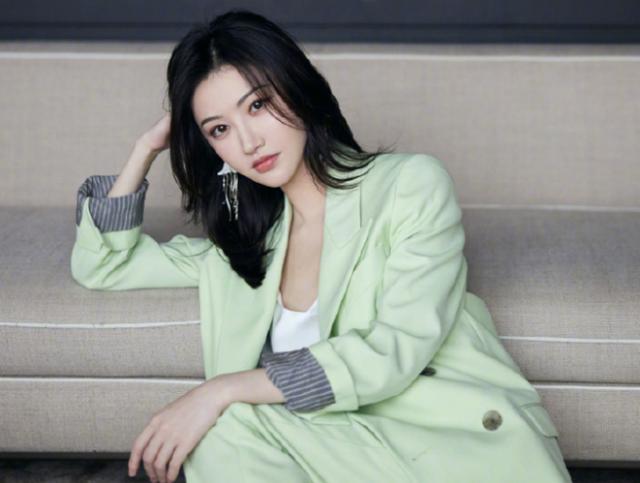有种“名场面”叫景甜，穿西装戏曲漫步，走路姿势值全网女生学习