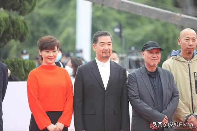 徐帆久违红毯成焦点，穿红色毛衣灯笼裤，梨形身材迈八字步超抢镜