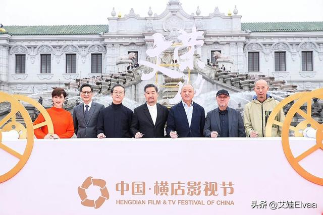 徐帆久违红毯成焦点，穿红色毛衣灯笼裤，梨形身材迈八字步超抢镜