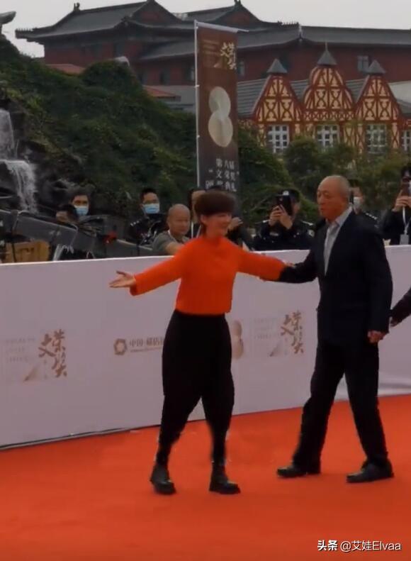 徐帆久违红毯成焦点，穿红色毛衣灯笼裤，梨形身材迈八字步超抢镜