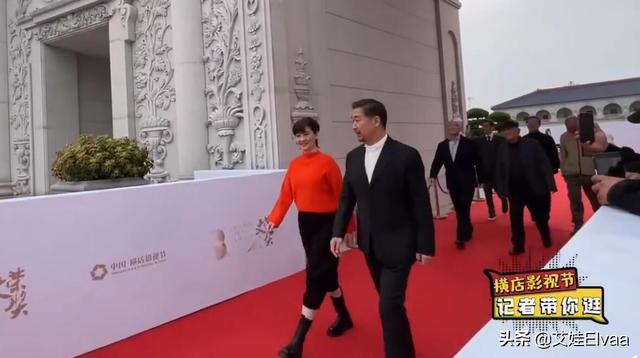 徐帆久违红毯成焦点，穿红色毛衣灯笼裤，梨形身材迈八字步超抢镜