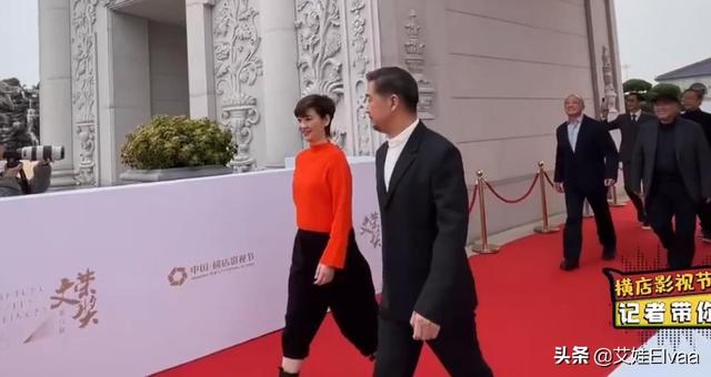 徐帆久违红毯成焦点，穿红色毛衣灯笼裤，梨形身材迈八字步超抢镜