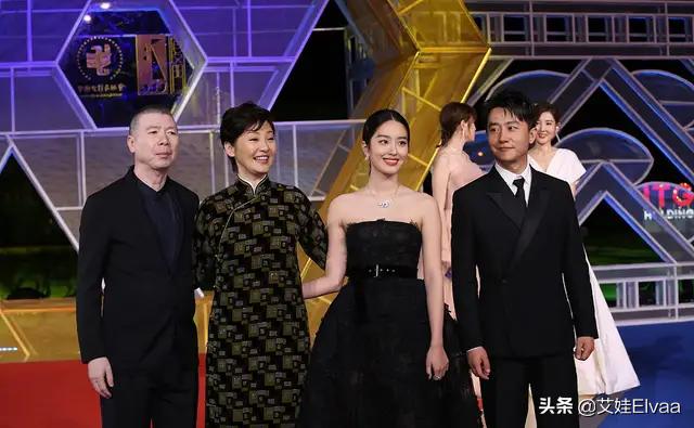 徐帆久违红毯成焦点，穿红色毛衣灯笼裤，梨形身材迈八字步超抢镜