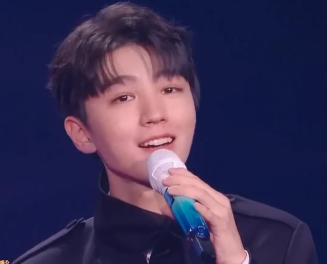 TFBOYS三人难得同台却不合体，三人差距很明显，易烊千玺更像大哥