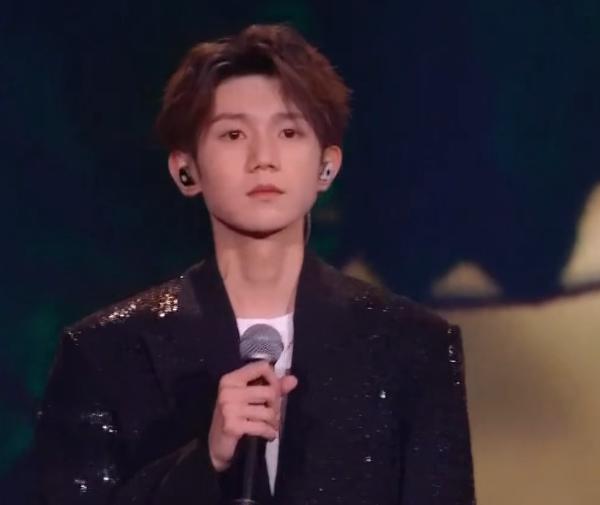 TFBOYS三人难得同台却不合体，三人差距很明显，易烊千玺更像大哥