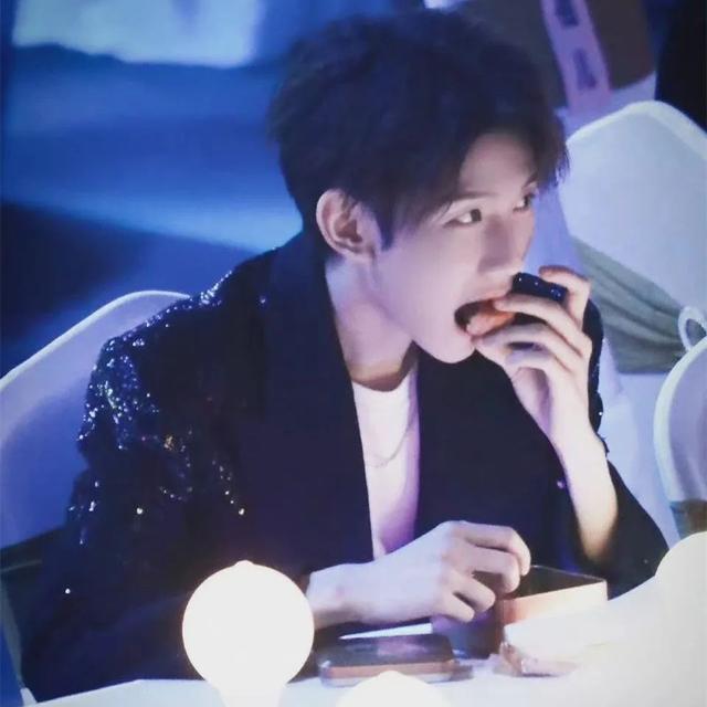 TFBOYS三人难得同台却不合体，三人差距很明显，易烊千玺更像大哥