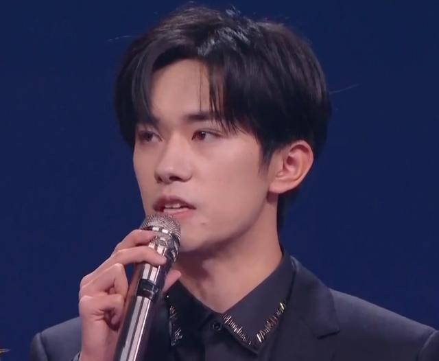 TFBOYS三人难得同台却不合体，三人差距很明显，易烊千玺更像大哥