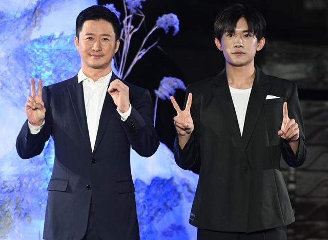 TFBOYS三人难得同台却不合体，三人差距很明显，易烊千玺更像大哥