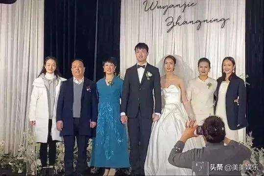 王鸥现身妹妹婚礼小腹隆起，网友质疑她怀孕，男方疑似德云社演员