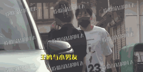王鸥现身妹妹婚礼小腹隆起，网友质疑她怀孕，男方疑似德云社演员