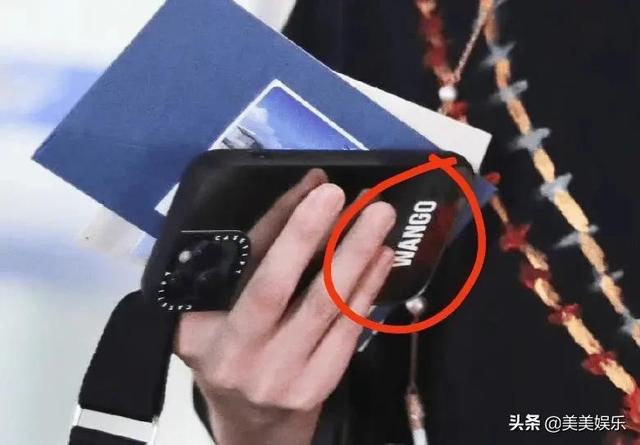 王鸥现身妹妹婚礼小腹隆起，网友质疑她怀孕，男方疑似德云社演员