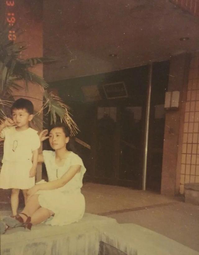 “双料影后”周冬雨的隐秘情史，以及她和小鲜肉易烊千玺的瓜