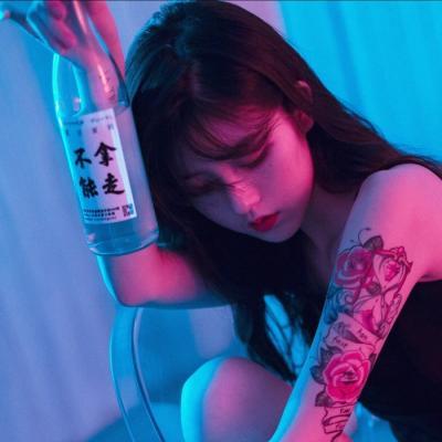 适合发朋友圈的八字小短句，明知是戏  偏偏入局